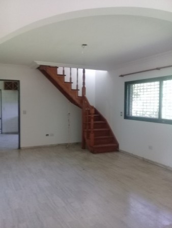 chalet sobre 443m2 lote aprox   al que se le puede anexar el lote lindero (numero 7) de similar superficie, consultar valor de dicho terreno. Ideal emprendimiento